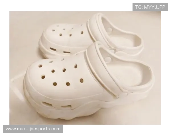 足球球星拖鞋成为时尚新宠 谁是这款独特鞋履的代言人